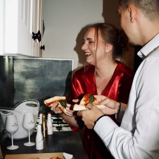 Kdy je ten správný čas zpomalit a vychutnat si JustBe (a kousek pizzy 🍕)? ... Vždycky. 😎🥂 #justbe #justbeyou #justbedrinks...