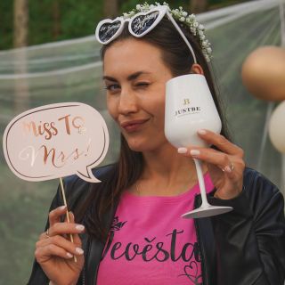 Když se slaví láska... 🤍 Naše elegantní skleničky dodají šmrnc každému rozlučkovému večírku i svatbě. Stejně jako naše...